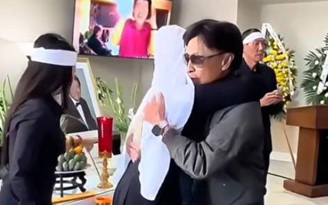 Danh ca Tuấn Ngọc xuất hiện sau ly hôn ở tuổi U80