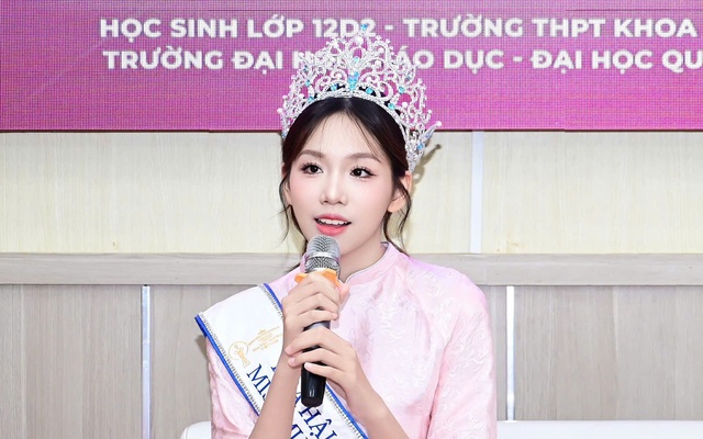Hoa hậu Hà Linh cùng hoa hậu Phan Kim Oanh trở về trường cũ, trao quà tri ân thầy cô