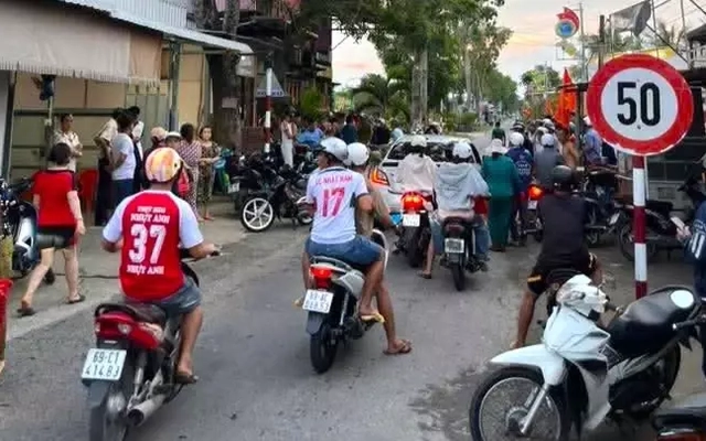 Nhóm thanh niên mang hung khí lao vào quán tấn công, khiến 1 người tử vong