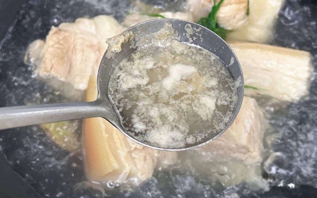 Khi luộc thịt, có nên vớt lớp bọt nổi lên không? Cuối cùng tôi đã biết câu trả lời, trước giờ toàn làm sai!