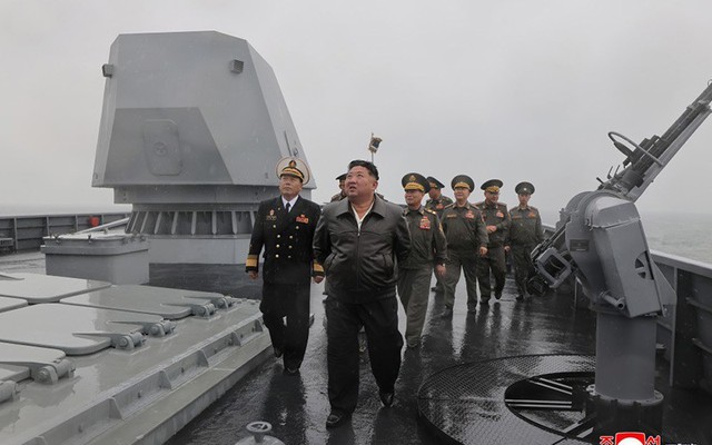 Ông Kim Jong un thị sát tàu khu trục Choe Hyon, dùng bữa cùng thủy thủ
