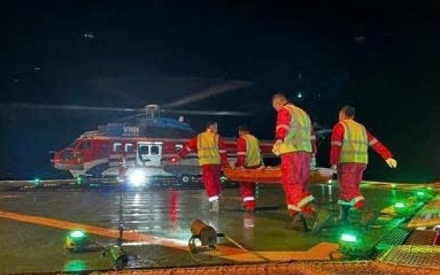 Nghẹt thở pha điều trực thăng cứu ngư dân chấn thương sọ não từ giàn khoan tỷ đô của Việt Nam