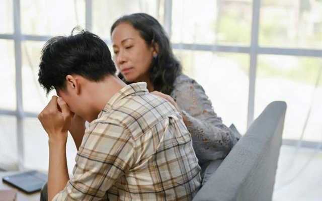 Hú hồn nghe tin con "bị bắt", bà mẹ Hà Nội có màn ứng biến tuyệt vời giúp con thoát hiểm