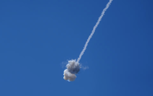 Mỹ tấn công sau vụ trực thăng bị bắn rơi, Iran phóng tên lửa, UAV đáp trả