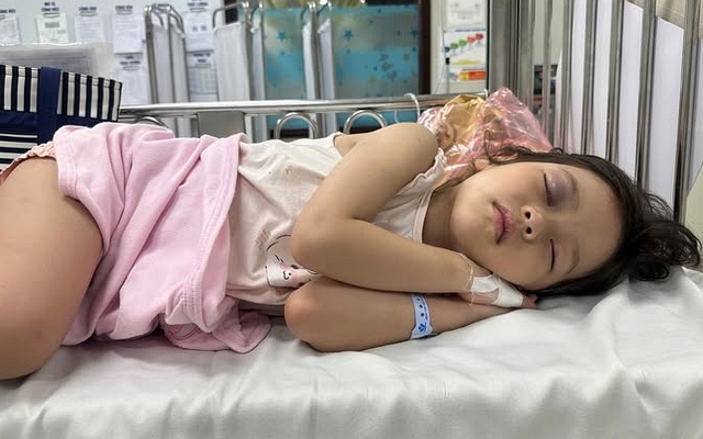 Mẹ bé gái bị đẩy ngã từ cầu trượt cao 1,5m chia sẻ tình trạng hiện tại của con: "Con tha lỗi cho bạn rồi ạ"