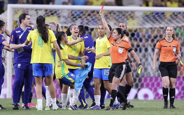 Brazil nhận 8 thẻ đỏ trong 1 trận đấu, cả HLV lẫn cầu thủ đều bị đuổi