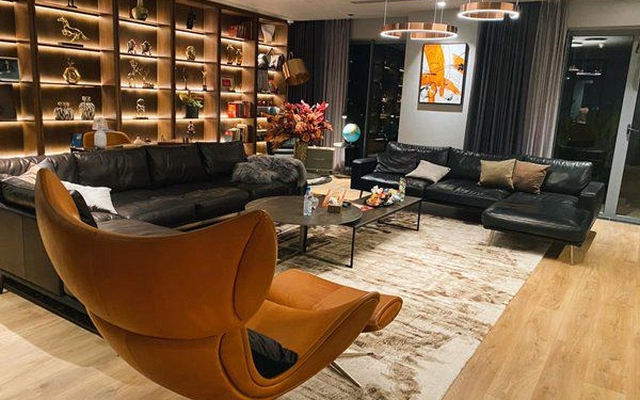 Nam MC cưới cô tiếp viên hàng không kém 8 tuổi: Mua đứt penthouse tặng vợ, độ cưng chiều ngang tổng tài ngôn tình
