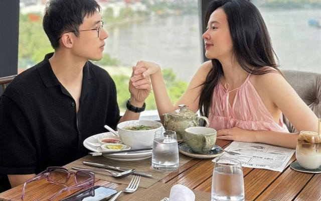 Midu mặc váy rộng thùng thình bên chồng thiếu gia, thay đổi 1 thứ giống mẹ bỉm