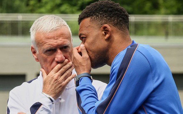 HLV Pháp nổi đóa: "Tôi chắc phải ngu ngốc lắm mới xếp Mbappe đá tiền đạo cắm!"