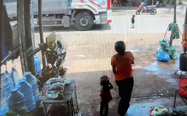 Bé trai 3 tuổi bị xe tải tông tử vong khi chạy qua đường