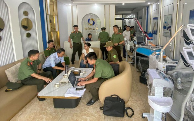 Shipper học hết lớp 9 đóng vai bác sĩ, tạo hình thẩm mỹ phụ khoa cho khách