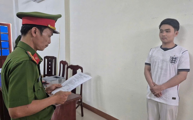 Ra quyết định tạm giữ hình sự nhân viên cửa hàng điện thoại Trần Bá Trường SN 2001