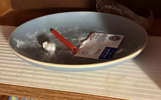 Cặp đôi bị bắt vì bỏ mặc 3 con nhỏ trong khách sạn, bé 6 tháng tuổi dương tính với cocaine