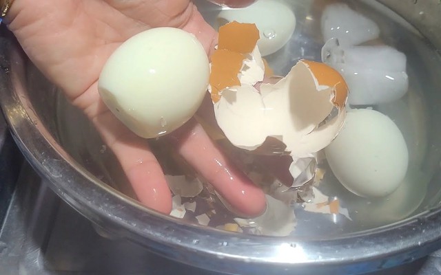 Luộc trứng nên đợi nước sôi hay thả ngay từ nước lạnh? Đơn giản thế mà nhiều người vẫn sai