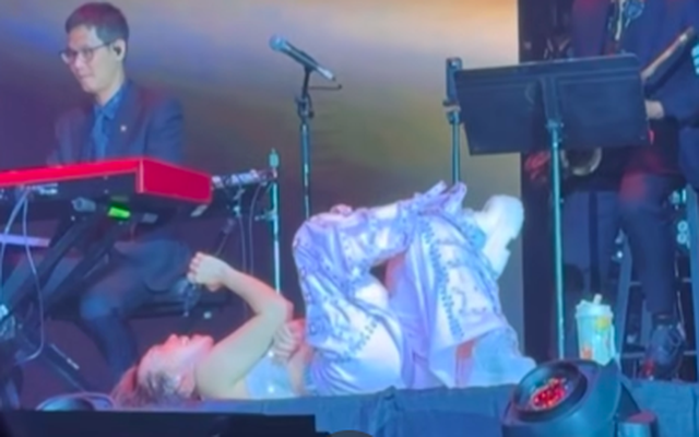 Mỹ Tâm sang Mỹ làm liveshow, nằm vắt chân chữ ngũ hát gây tranh cãi