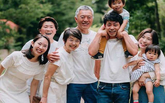 Bố chồng đột nhiên yêu cầu chụp ảnh cả gia đình, một tuần sau ông đưa ra đề nghị khiến tôi vừa lo vừa rối