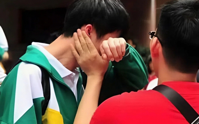 Mẹ mất từ nhỏ, cha qua đời trước kỳ thi đại học 1 ngày: Nam sinh bật khóc khi biết điểm số, giáo viên ngậm ngùi tiếc nuối một điều