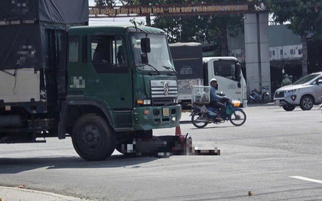 Ô tô tải va chạm xe máy, thai phụ 25 tuổi tử vong tại chỗ ở TPHCM
