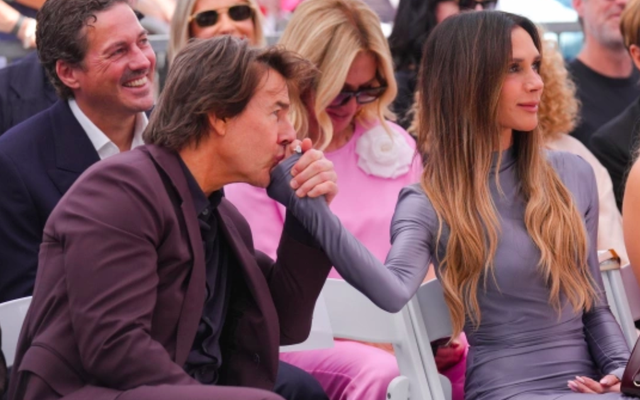 Khoảnh khắc Tom Cruise hôn tay vợ Beckham gây tranh cãi