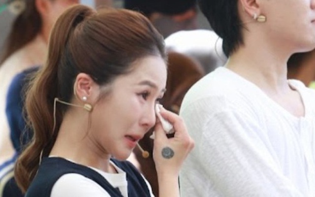 Hương Tràm về quê hương Nghệ An, bật khóc bỏ tiền túi làm một việc quan trọng