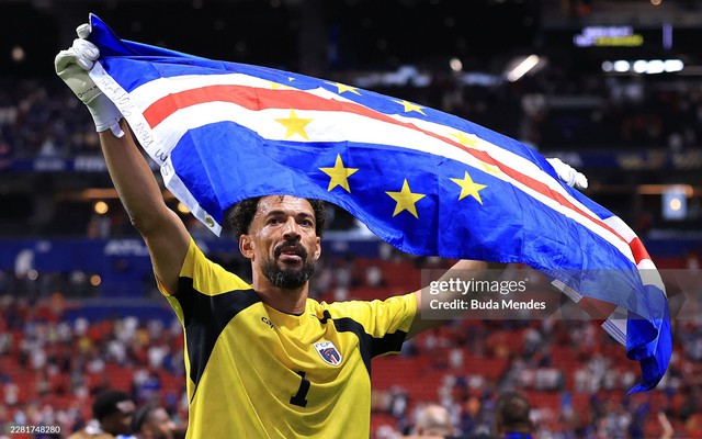 "Địa chấn" World Cup: Thủ môn từ quần đảo 500.000 dân hóa bức tường thép chặn đứng Tây Ban Nha