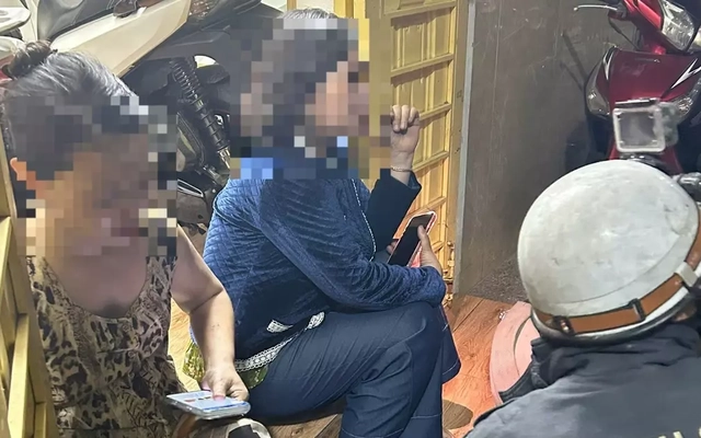 Cứu hai người dân mắc kẹt trong vụ cháy nhà ở ngõ Gốc Đề, Hà Nội