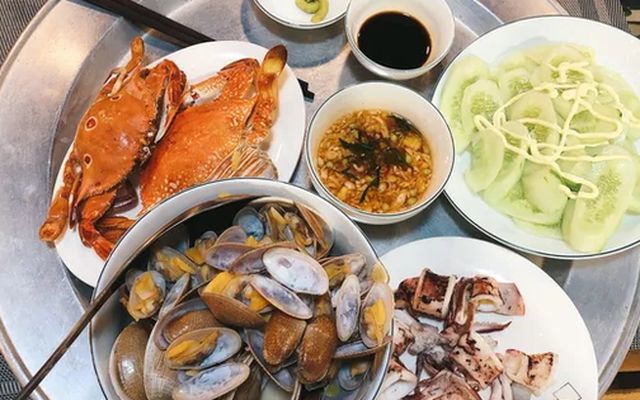 Vợ đột nhiên cho chồng con ăn toàn món sang, tối nào cũng rủ đi chơi, đến khi mẹ vợ vô tình tiết lộ sự thật mà tôi cạn lời