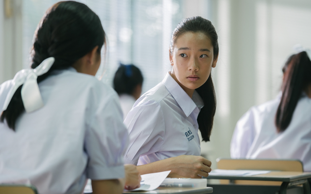 Thấy thí sinh cứ nhìn chằm chằm vào cục tẩy trên bàn, giám thị liền kiểm tra, bất ngờ phát hiện đường dây gian lận tinh vi!