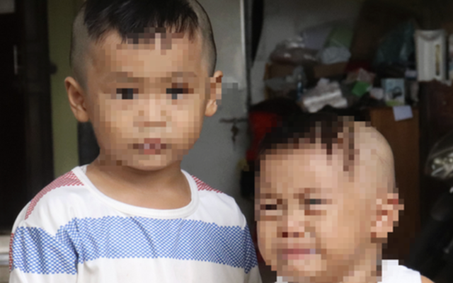 Hai trẻ nhỏ ướt đẫm trong mưa vì bị bỏ rơi trước cổng chùa