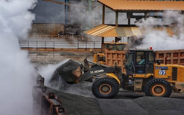 Điều động xe cẩu, máy xúc rầm rộ khai khác ‘kho báu’ lớn nhất thế giới, Trung Quốc bất ngờ ra cảnh báo rắn khi nước láng giềng ‘ngáng chân’