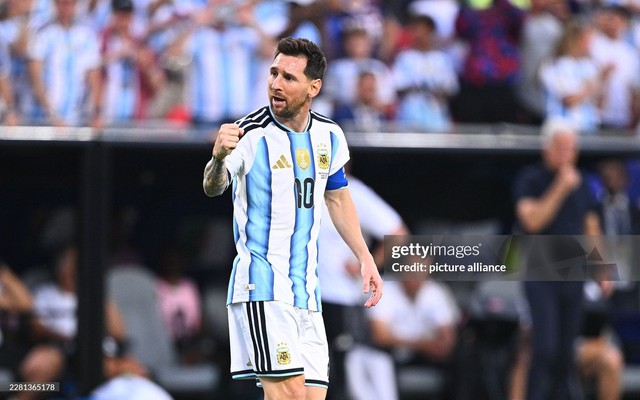 Ghi tên mình vào lịch sử, Messi hết lời ca ngợi Ronaldo