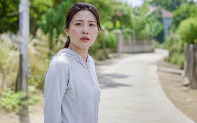 Chồng tuần nào cũng đòi về thăm con đang nghỉ hè ở quê, vợ lén theo dõi thì phát hiện sự thật bẽ bàng