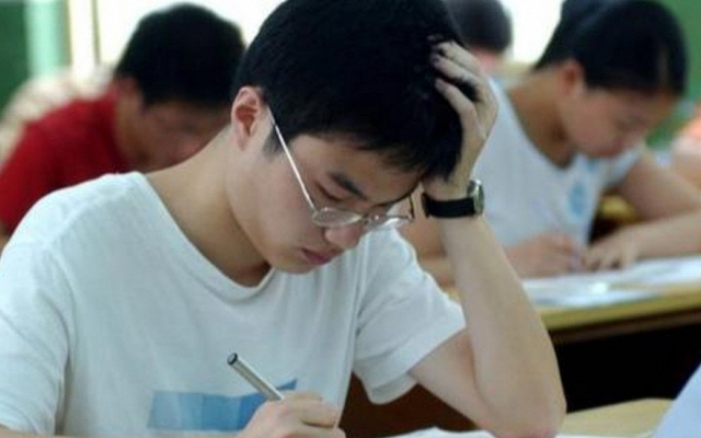 Nam sinh tưởng trượt ĐH vì môn Toán điểm cực thấp, nào ngờ hiệu trưởng xem bài thi lập tức đặc cách tuyển thẳng: “Em đã được nhận!”