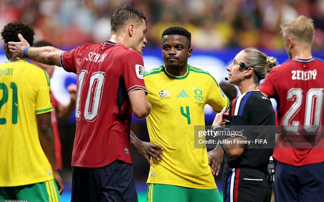 Nữ trọng tài "hot" nhất World Cup 2026: Từ bỏ quyền cao chức trọng để "cầm cân nảy mực" cánh mày râu
