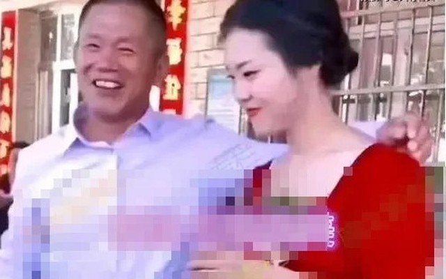 Người đàn ông quyết cưới nữ nhân viên kém 30 tuổi, hành động với cha cô dâu khiến cả đám cưới chết lặng