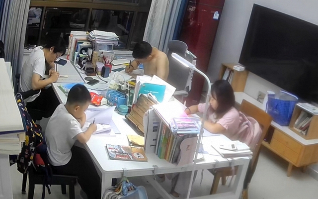 Cảnh tượng lúc 8h tối trong phòng khách một gia đình gây tranh cãi