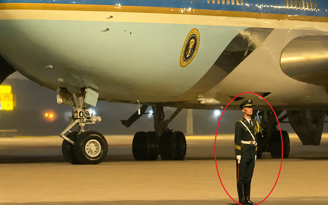 Air Force One cách 15 mét, binh sĩ Trung Quốc được gọi ‘Vạn Lý Trường Thành biết đi’ làm điều gây sốt MXH