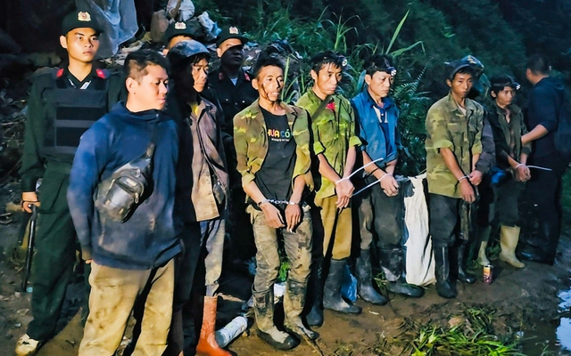 Cảnh sát vây bắt nhóm tội phạm dựng lán trong rừng sâu bán ma túy