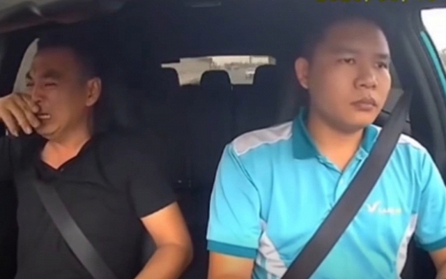 Đoạn clip trên chuyến xe trĩu nặng: Đàn ông có thể gồng gánh cả thế giới vì gia đình nhưng sẽ khóc đến cạn kiệt trước nỗi đau mất con