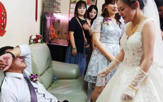 Ngay trong hôn lễ, bố kéo tôi lên xe, gỡ hoa cưới trả lại, tôi ngơ ngác hỏi bố định đi đâu, ông trả lời: "Về nhà"
