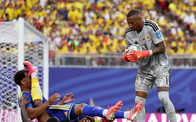 Thủ môn từng đối đầu Công Phượng, Quang Hải gây sốt World Cup