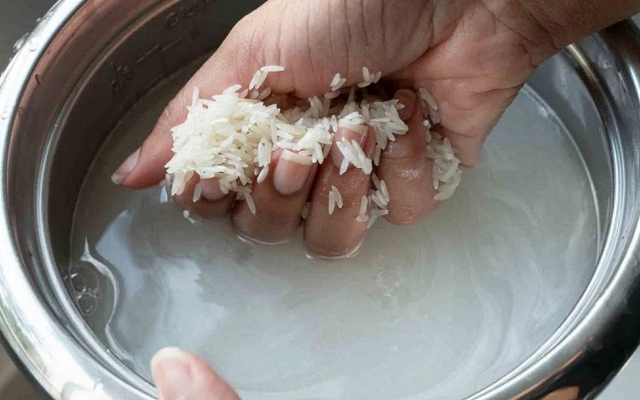 Có nhất thiết phải vo gạo trước khi nấu không? Bác sĩ cảnh báo 4 sai lầm khi vo gạo vừa bẩn vừa hại