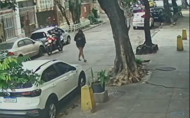 Chỉ đi thêm một bước, người phụ nữ đột ngột biến mất trước mắt mọi người: Đoạn clip ghi lại gây ám ảnh!
