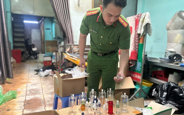 Công an TPHCM bắt 12 người sau khi kiểm tra một căn nhà