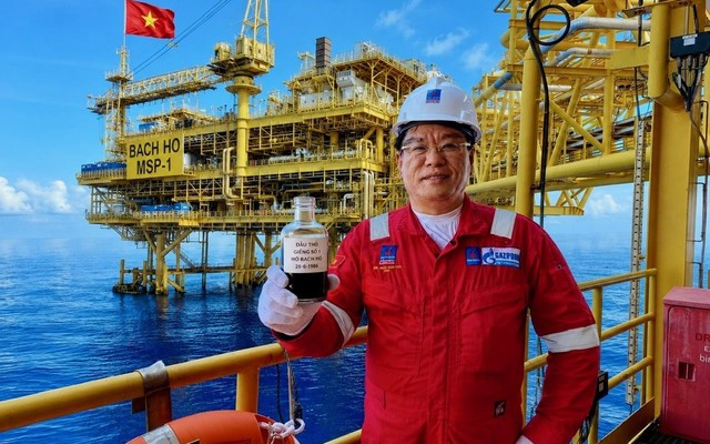 Tiếng “lóc cóc” trong đường ống và dòng dung dịch đen đen, sóng sánh chảy ra, một tiếng nổ vang lên: Việt Nam đón khoảnh khắc lịch sử