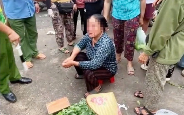Mâu thuẫn chỗ bán hàng, người phụ nữ bán rau bị xịt nước áp lực cao vào mặt