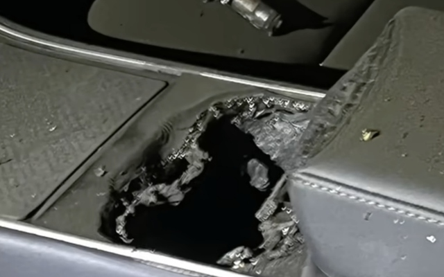 Chỉ vì một cục sạc dự phòng, chiếc Tesla sau 5 năm sử dụng bỗng hóa đống sắt vụn trong vụ cháy gây sốc
