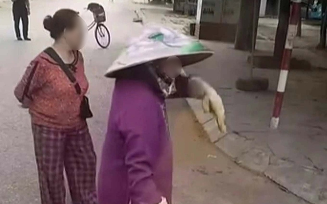 Tài xế dừng xe đón khách ở Sầm Sơn, 2 phụ nữ ra gõ cửa thu tiền: Chính quyền nói gì?