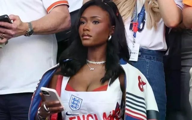 Dàn WAGs bị chỉ trích ở World Cup
