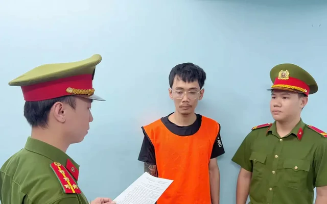 Một 'họa sĩ' bị khởi tố vì vẽ bậy lên hàng rào công trình nghìn tỷ ở TPHCM